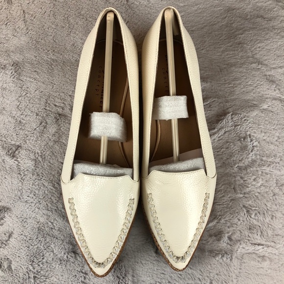 100% Leather Bettye Muller Chet Pointed Toe Loafer - Picture 2 of 11